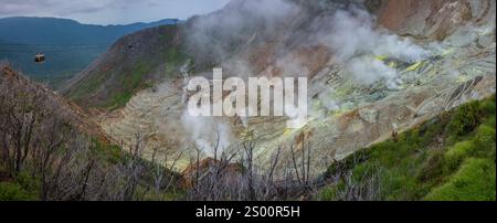 Die Schwefelmine im Vulkantal Owakudani in Hakone, Japan, ist eine Touristenattraktion, die für ihre Schwefelquellen, heißen Quellen und die malerische Aussicht auf bekannt ist Stockfoto