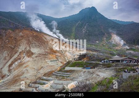 Hakone, Japan, 17. Juni 2024: Die Schwefelmine im vulkanischen Tal von Owakudani ist eine beliebte Touristenattraktion, die für ihre Schwefelquellen bekannt ist Stockfoto