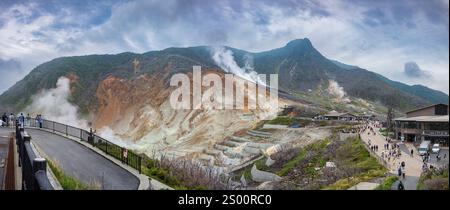 Hakone, Japan, 17. Juni 2024: Die Schwefelmine im vulkanischen Tal von Owakudani ist eine beliebte Touristenattraktion, die für ihre Schwefelquellen bekannt ist Stockfoto