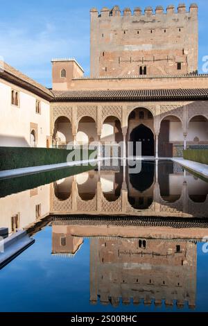 Granada, Spanien-7. Februar 2024; der Hof der Myrten (Patio de los Arrayanes) des Palastes Comares (Palacio de Comares) im Palazzo Alhambra mit Stockfoto