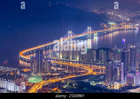 Busan City und Wolkenkratzer im Haeundae District und Gwangan Bridge, Busan Südkorea. Stockfoto