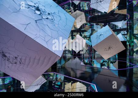 Prag, Tschechische republik - 1. September 2023: Interaktives Farbenmuseum, Neonkunst im Einkaufszentrum Westfield Chodov in Prag. Virtuell Stockfoto