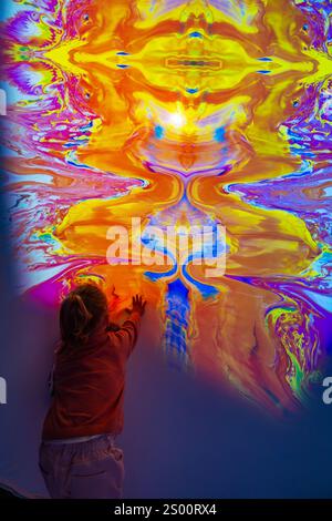 Prag, Tschechische republik - 1. September 2023: Interaktives Farbenmuseum, Neonkunst im Einkaufszentrum Westfield Chodov in Prag. Virtuell Stockfoto