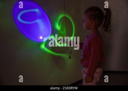 Prag, Tschechische republik - 1. September 2023: Interaktives Farbenmuseum, Neonkunst im Einkaufszentrum Westfield Chodov in Prag. Virtuell Stockfoto