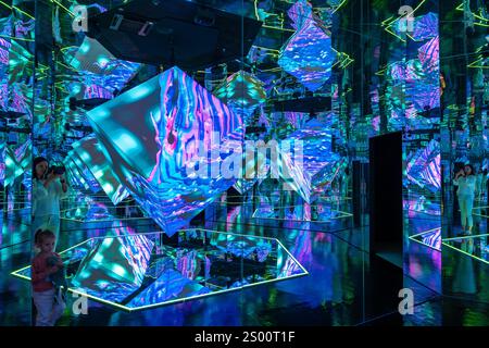 Prag, Tschechische republik - 1. September 2023: Interaktives Farbenmuseum, Neonkunst im Einkaufszentrum Westfield Chodov in Prag. Virtuell Stockfoto