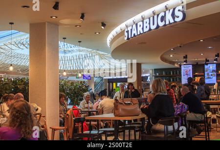 27. April 2024. Bristol Somerset England. Reisende erhalten Erfrischungen im belebten Starbucks Coffee Shop am Flughafen Bristol Stockfoto