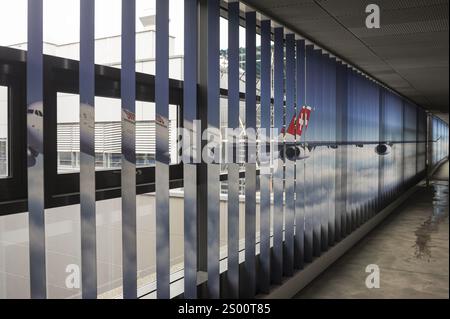 31.03.2015, Zürich, Schweiz, Europa - Werbung für Swiss Airlines auf Fensterleisten in einem Terminal am Flughafen Zürich-Kloten. Stockfoto