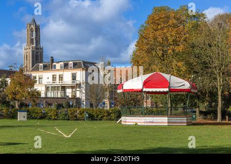 Utrecht, Niederlande 26. Oktober 2024. Dom Turm vom Park Lepelenburg aus gesehen ist ein belebter Park am Rande der Altstadt von Utrech Stockfoto
