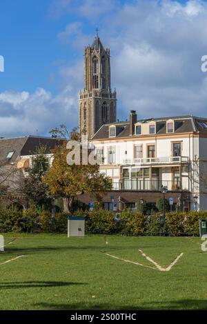 Utrecht, Niederlande 26. Oktober 2024. Dom Turm vom Park Lepelenburg aus gesehen ist ein belebter Park am Rande der Altstadt von Utrech Stockfoto