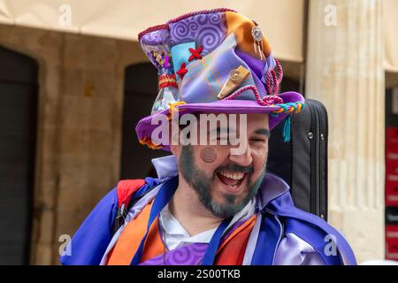 Cadiz, Spanien, 12. Februar 2024; Nahaufnahme des Kopfes des verkleideten lachenden Mannes während des Karnevals von Cádiz, einem fest, das für seinen Sarkasmus bekannt ist, Spott Stockfoto