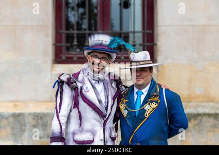 Cadiz, Spanien, 12. Februar 2024; Nahaufnahme zweier verkleideter Männer während des Karnevals von Cádiz, einem fest, das für seinen Sarkasmus, seine Verhöhnung und Ironie bekannt ist Stockfoto