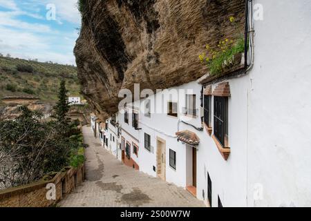 Setenil de las Bodegas, Cadiz, Spanien; 11. Februar 2024; Häuser in der Stadt, die für ihre in Felsen erbauten Wohnhäuser über dem Río Guadalpor berühmt sind Stockfoto