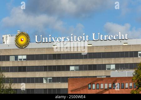 Utrecht, Niederlande 26. Oktober 2024. Schild für das Gebäude der Universität Utrecht. Die Universität Utrecht ist eine öffentliche Forschungsuniversität in Utrecht. Es ist ein o Stockfoto