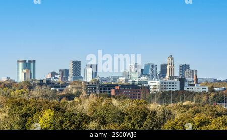 Utrecht, Niederlande. 27. Oktober 2024. Skyline von Utrecht mit Dom, Rabobank und Wunderwaldturm. Stockfoto