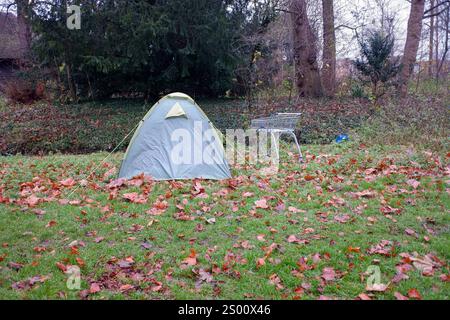 Cambridge, Großbritannien 13. Dezember 2024 - Ein Zelt, das von einem Obdachlosen auf einem gemeinsamen Parkgelände in Cambridge, Großbritannien, aufgestellt wurde Stockfoto