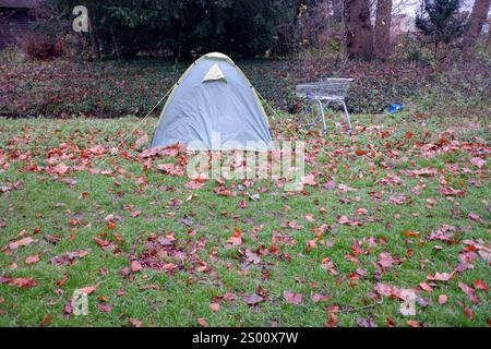 Cambridge, Großbritannien 13. Dezember 2024 - Ein Zelt, das von einem Obdachlosen auf einem gemeinsamen Parkgelände in Cambridge, Großbritannien, aufgestellt wurde Stockfoto