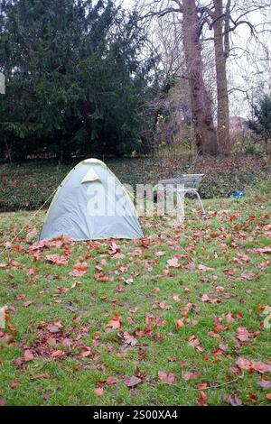 Cambridge, Großbritannien 13. Dezember 2024 - Ein Zelt, das von einem Obdachlosen auf einem gemeinsamen Parkgelände in Cambridge, Großbritannien, aufgestellt wurde Stockfoto