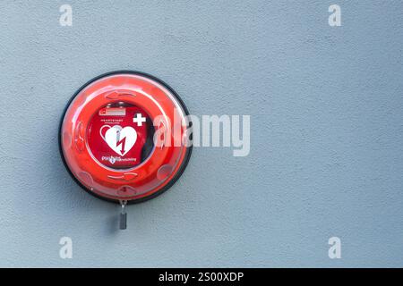 Utrecht, Niederlande. 26. Oktober 2024. Roter AED heartstart Defibrillator, an der Wand montiert. Es wird ein AED oder ein automatisierter externer Defibrillator verwendet Stockfoto