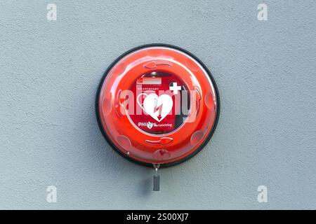 Utrecht, Niederlande. 26. Oktober 2024. An der Wand montierter AED heartstart Defibrillator. Zur h wird ein AED oder ein automatisierter externer Defibrillator verwendet Stockfoto