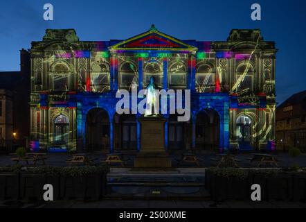 Die Fassade der York Art Gallery wird mit einer atemberaubenden 3D-Projektionskarte umgestaltet, die das künstlerische Erbe der Stadt und den UNESCO-Status feiert. Stockfoto