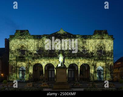 Lichtkunst verwandelt die Fassade der York Art Gallery mit atemberaubenden Projektionen und unterstreicht so das kulturelle Erlebnis der Stadt. Stockfoto