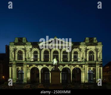 Die Fassade der York Art Gallery verwandelt sich in lebendige Projektionskarten, die die einzigartige Kunstfertigkeit der Stadt in der Dämmerung im Jahr 2024 zeigen. Stockfoto