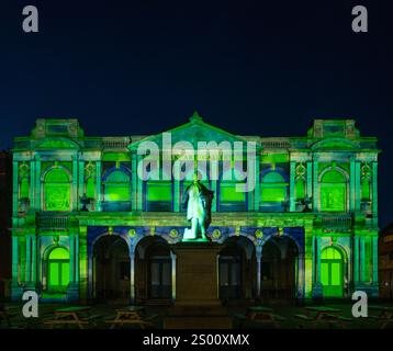 Das Beleuchtungsprojekt beleuchtet die Fassade der York Art Gallery mit 3D-Projektionskarten, die 2024 lebendige Farben und Muster zeigen. Stockfoto