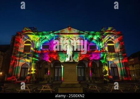 Die Fassade der York Art Gallery leuchtet mit farbenfrohen Projektionen und schafft ein ansprechendes visuelles Erlebnis, das den Status der reichen Medienkunst der Stadt unterstreicht. Stockfoto