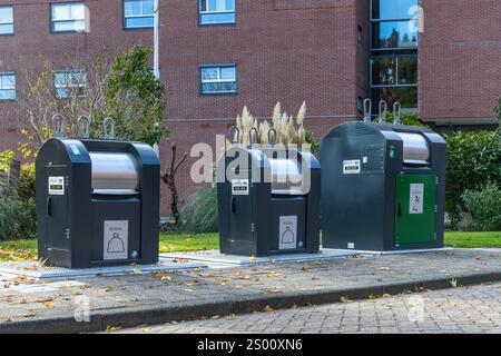 Utrecht, Niederlande. 26. Oktober 2024. Unterirdischer Müllcontainer auf der Straße. Recycling- und umweltfreundliches Konzept mit Müllentsorgung Stockfoto