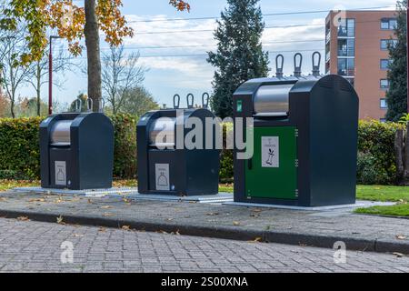 Utrecht, Niederlande. 26. Oktober 2024. Unterirdischer Müllcontainer auf der Straße. Recycling- und umweltfreundliches Konzept mit Müllentsorgung Stockfoto
