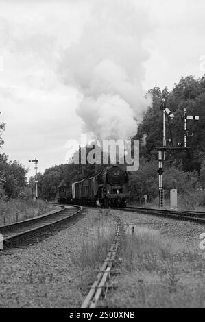 '92212' läuft als '92178' bei swithland Sidings mit einer Mischware. Stockfoto