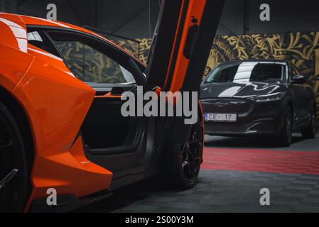 Nahaufnahme von Orange Lamborghini Revuelto mit Scherentür offen im Innenbereich Stockfoto