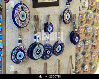 Ein Souvenir des traditionellen Amuletts Turkish Evil Eye oder nazar boncuğu ist zu einem Symbol für Schutz und Glück geworden Stockfoto