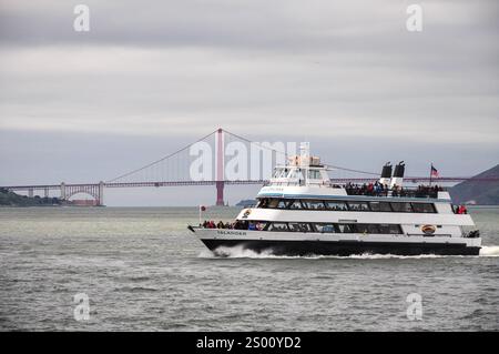 San Francisco, CA, USA. 22. April 2012: Die Touristenfähre fährt an einem bewölkten Tag vor der Golden Gate Bridge. Stockfoto