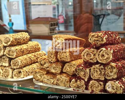 Sorten der traditionellen türkischen Delight Lokum, die Haselnüsse, Pistazien, Walnüsse und Rose enthalten Stockfoto