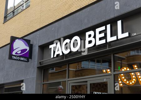 Utrecht in den Niederlanden. 8. Oktober 2024. Taco Bell Logo-Schild im Restaurant. Taco Bell ist eine amerikanische Fast-Food-Kette. Stockfoto