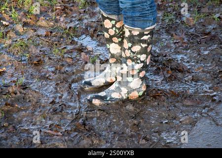 Blumige wellington-Stiefel stecken im Schlamm Stockfoto