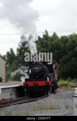 Die '30587' verlässt die Junction Station Lydney. Stockfoto