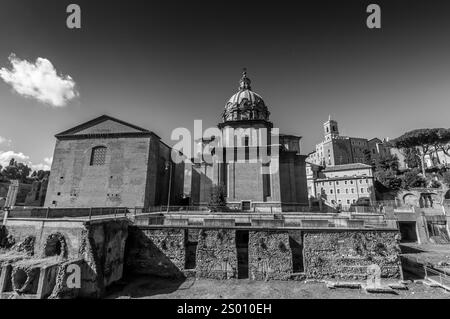 Das historische Freilichtmuseum Forum Romanum, Blick vom Kapitolium in Rom, Italien. Kirche Santi Martina e Luca Stockfoto