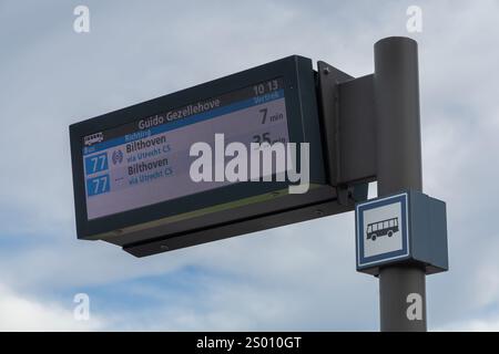 Utrecht, Niederlande. 6. Oktober 2024. Bushaltestelle mit farbigem LED-Display, Ziel Utrecht Hauptbahnhof und Bilthoven. Stockfoto