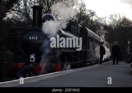 '6412' an der Staverton Bridge Station mit einem Auto für Buckfastleigh. Stockfoto