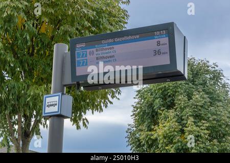 Utrecht, Niederlande. 6. Oktober 2024. Bushaltestelle mit Farb-LED-Anzeige, Ziel Utrecht Hauptbahnhof und Bilthoven mit verbleibender Minu Stockfoto