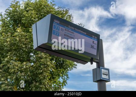 Utrecht, Niederlande. 6. Oktober 2024. Bushaltestelle mit Farb-LED-Anzeige, Ziel Utrecht Hauptbahnhof und Bilthoven mit verbleibender Minu Stockfoto