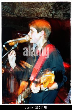 AMELIA FLETCHER, HEAVENLY, 1994: Amelia Fletcher von der Sarah Records Band Heavenly, aufgenommen am 10. Oktober 1994 bei TJ’s in Newport, Wales. Die Band tourte auf ihrem dritten Album The Down and Fall of Heavenly. Foto: Rob Watkins. INFO: Heavenly war eine britische Indie-Pop-Band, die 1989 gegründet wurde und für ihre Jangly-Gitarren, süßen Melodien und herzlichen Texte bekannt ist. Unter der Leitung von Amelia Fletcher waren sie Schlüsselfiguren in der Twee-Popszene und veröffentlichten beliebte Alben wie Le Jardin de Heavenly. Stockfoto