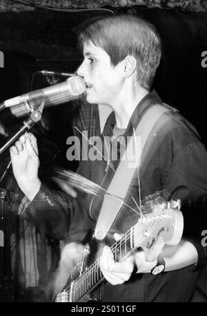 AMELIA FLETCHER, HEAVENLY, 1994: Amelia Fletcher von der Sarah Records Band Heavenly, aufgenommen am 10. Oktober 1994 bei TJ’s in Newport, Wales. Die Band tourte auf ihrem dritten Album The Down and Fall of Heavenly. Foto: Rob Watkins. INFO: Heavenly war eine britische Indie-Pop-Band, die 1989 gegründet wurde und für ihre Jangly-Gitarren, süßen Melodien und herzlichen Texte bekannt ist. Unter der Leitung von Amelia Fletcher waren sie Schlüsselfiguren in der Twee-Popszene und veröffentlichten beliebte Alben wie Le Jardin de Heavenly. Stockfoto