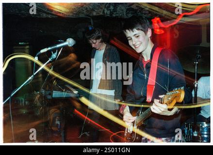 AMELIA FLETCHER, HEAVENLY, 1994: Amelia Fletcher von der Sarah Records Band Heavenly, aufgenommen am 10. Oktober 1994 bei TJ’s in Newport, Wales. Die Band tourte auf ihrem dritten Album The Down and Fall of Heavenly. Foto: Rob Watkins. INFO: Heavenly war eine britische Indie-Pop-Band, die 1989 gegründet wurde und für ihre Jangly-Gitarren, süßen Melodien und herzlichen Texte bekannt ist. Unter der Leitung von Amelia Fletcher waren sie Schlüsselfiguren in der Twee-Popszene und veröffentlichten beliebte Alben wie Le Jardin de Heavenly. Stockfoto