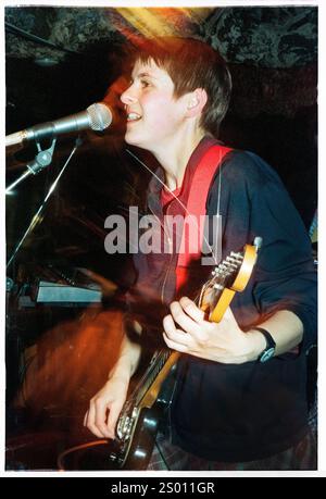 AMELIA FLETCHER, HEAVENLY, 1994: Amelia Fletcher von der Sarah Records Band Heavenly, aufgenommen am 10. Oktober 1994 bei TJ’s in Newport, Wales. Die Band tourte auf ihrem dritten Album The Down and Fall of Heavenly. Foto: Rob Watkins. INFO: Heavenly war eine britische Indie-Pop-Band, die 1989 gegründet wurde und für ihre Jangly-Gitarren, süßen Melodien und herzlichen Texte bekannt ist. Unter der Leitung von Amelia Fletcher waren sie Schlüsselfiguren in der Twee-Popszene und veröffentlichten beliebte Alben wie Le Jardin de Heavenly. Stockfoto