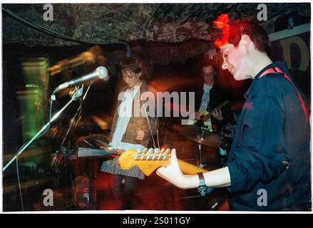 AMELIA FLETCHER, HEAVENLY, 1994: Amelia Fletcher von der Sarah Records Band Heavenly, aufgenommen am 10. Oktober 1994 bei TJ’s in Newport, Wales. Die Band tourte auf ihrem dritten Album The Down and Fall of Heavenly. Foto: Rob Watkins. INFO: Heavenly war eine britische Indie-Pop-Band, die 1989 gegründet wurde und für ihre Jangly-Gitarren, süßen Melodien und herzlichen Texte bekannt ist. Unter der Leitung von Amelia Fletcher waren sie Schlüsselfiguren in der Twee-Popszene und veröffentlichten beliebte Alben wie Le Jardin de Heavenly. Stockfoto