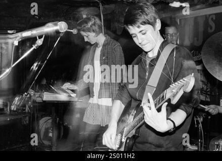 AMELIA FLETCHER, HEAVENLY, 1994: Amelia Fletcher von der Sarah Records Band Heavenly, aufgenommen am 10. Oktober 1994 bei TJ’s in Newport, Wales. Die Band tourte auf ihrem dritten Album The Down and Fall of Heavenly. Foto: Rob Watkins. INFO: Heavenly war eine britische Indie-Pop-Band, die 1989 gegründet wurde und für ihre Jangly-Gitarren, süßen Melodien und herzlichen Texte bekannt ist. Unter der Leitung von Amelia Fletcher waren sie Schlüsselfiguren in der Twee-Popszene und veröffentlichten beliebte Alben wie Le Jardin de Heavenly. Stockfoto