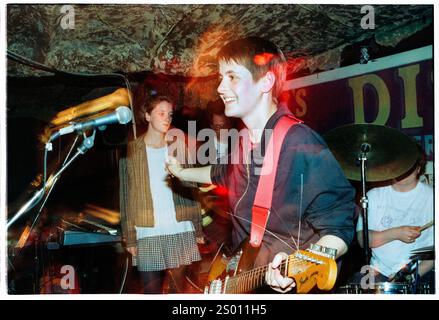 AMELIA FLETCHER, HEAVENLY, 1994: Amelia Fletcher von der Sarah Records Band Heavenly, aufgenommen am 10. Oktober 1994 bei TJ’s in Newport, Wales. Die Band tourte auf ihrem dritten Album The Down and Fall of Heavenly. Foto: Rob Watkins. INFO: Heavenly war eine britische Indie-Pop-Band, die 1989 gegründet wurde und für ihre Jangly-Gitarren, süßen Melodien und herzlichen Texte bekannt ist. Unter der Leitung von Amelia Fletcher waren sie Schlüsselfiguren in der Twee-Popszene und veröffentlichten beliebte Alben wie Le Jardin de Heavenly. Stockfoto